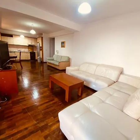 Downtown Bllok 2br, Large Patio, Ac-wifi *