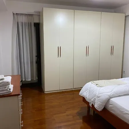 Downtown Bllok 2br, Large Patio, Ac-wifi Tirana